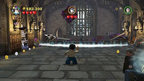 Po wygranej, Snape zaczyna w nas rzucać różnymi przedmiotami, kiedy ciska w nas różowym, łapiemy go i odrzucamy - Powrót do szkoły | Opis przejścia - Rok 7 | LEGO Harry Potter Lata 5-7 - LEGO Harry Potter: Lata 5-7 - poradnik do gry