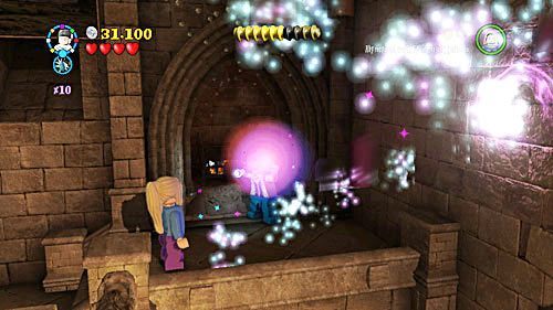Gasimy ognisko, po ugaszeniu dostaniemy niewidzialne klocki, z których budujemy dłuto oraz młot - Paląc mosty (1) | Opis przejścia - Rok 7 | LEGO Harry Potter Lata 5-7 - LEGO Harry Potter: Lata 5-7 - poradnik do gry