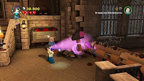 Schodzimy po schodach bierzemy otrzymane narzędzia i roztrzaskujemy skorupę przewróconej kolumny - Paląc mosty (1) | Opis przejścia - Rok 7 | LEGO Harry Potter Lata 5-7 - LEGO Harry Potter: Lata 5-7 - poradnik do gry
