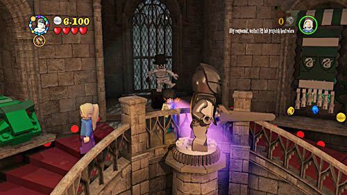 Docieramy do czerwonych schodów, wchodzimy do góry i przekręcamy figurę żołnierza, tak by była skierowana w prawo - Paląc mosty (1) | Opis przejścia - Rok 7 | LEGO Harry Potter Lata 5-7 - LEGO Harry Potter: Lata 5-7 - poradnik do gry