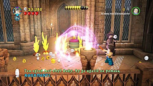 Aby zgasić płomienie które blokują nam drogę napełniamy do pełna wodą, pojemnik znajdujący się w dłoniach posągu - Paląc mosty (1) | Opis przejścia - Rok 7 | LEGO Harry Potter Lata 5-7 - LEGO Harry Potter: Lata 5-7 - poradnik do gry