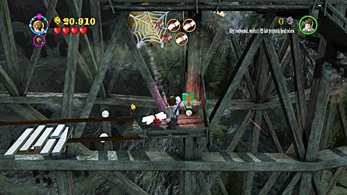 Znowu wracamy w dół, jednak teraz idziemy dalej w prawo, podnosimy magią WL, kolejne platformy i przeskakujemy na drugą stronę - Paląc mosty (2) | Opis przejścia - Rok 7 | LEGO Harry Potter Lata 5-7 - LEGO Harry Potter: Lata 5-7 - poradnik do gry