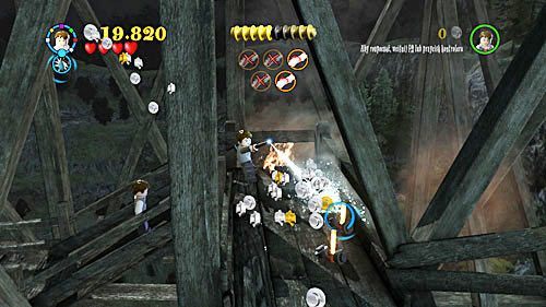 Wracamy skąd przyszliśmy i tym razem ruszamy po kładce do góry, gasimy stojące nam na drodze płomienie - Paląc mosty (2) | Opis przejścia - Rok 7 | LEGO Harry Potter Lata 5-7 - LEGO Harry Potter: Lata 5-7 - poradnik do gry