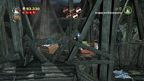 W kufrze znajdziemy przedostatni ładunek, montujemy go zaraz obok miejsca znalezienia - Paląc mosty (2) | Opis przejścia - Rok 7 | LEGO Harry Potter Lata 5-7 - LEGO Harry Potter: Lata 5-7 - poradnik do gry