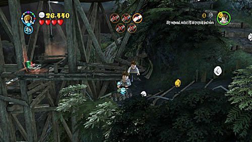 Wracamy na dół i z porozrzucanych klocków budujemy schody, po nich dostajemy się na górę, gasimy ogień i przechodzimy dalej - Paląc mosty (2) | Opis przejścia - Rok 7 | LEGO Harry Potter Lata 5-7 - LEGO Harry Potter: Lata 5-7 - poradnik do gry