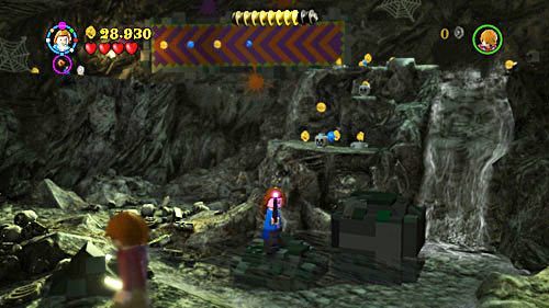 Kiedy wskoczymy na skałkę wystająca z wody wysunie się kolejna wyższa, po niej wspinamy się na sam szczyt - Paląc mosty (2) | Opis przejścia - Rok 7 | LEGO Harry Potter Lata 5-7 - LEGO Harry Potter: Lata 5-7 - poradnik do gry