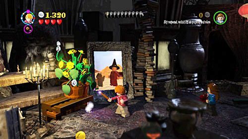 Następnie strącamy donicę z żółtym kwiatem i przełączamy się na Hermionę - Szatańska pożoga | Opis przejścia - Rok 7 | LEGO Harry Potter Lata 5-7 - LEGO Harry Potter: Lata 5-7 - poradnik do gry
