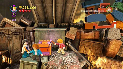 Gasimy kolejne płomienie, przełączamy się na Rona i wyciągamy fajerwerki z pomarańczowej skrzynki - Szatańska pożoga | Opis przejścia - Rok 7 | LEGO Harry Potter Lata 5-7 - LEGO Harry Potter: Lata 5-7 - poradnik do gry