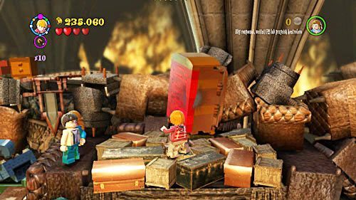 Strzelamy z różdżki w szafę, która obróci się, wycinamy czerwone klocki i budujemy z nich drabinę - Szatańska pożoga | Opis przejścia - Rok 7 | LEGO Harry Potter Lata 5-7 - LEGO Harry Potter: Lata 5-7 - poradnik do gry