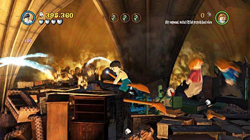 Na miotłach przelatujemy z jednej platformy, na drugą i uruchamiamy kolejno pompy - Szatańska pożoga | Opis przejścia - Rok 7 | LEGO Harry Potter Lata 5-7 - LEGO Harry Potter: Lata 5-7 - poradnik do gry