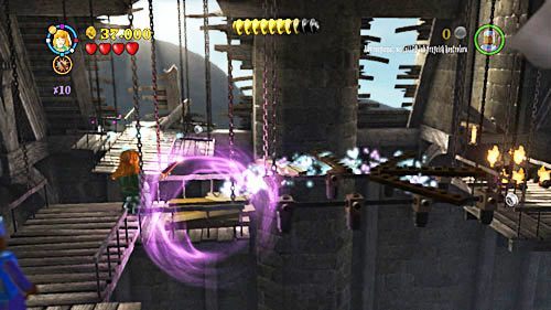 Składamy z pozostałych klocków kładkę, po której swobodnie przechodzimy dalej - Luka w planie | Opis przejścia - Rok 7 | LEGO Harry Potter Lata 5-7 - LEGO Harry Potter: Lata 5-7 - poradnik do gry