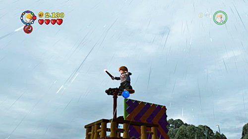 Pierwszą część znajdziemy na placu zabaw, musimy wykopać z piaskownicy pomarańczową skrzynię i wspiąć się, którymś z Weasleyów na szczyt wierzy - Mroczne czasy | Znajdźki - Rok 5 | LEGO Harry Potter Lata 5-7 - LEGO Harry Potter: Lata 5-7 - poradnik do gry