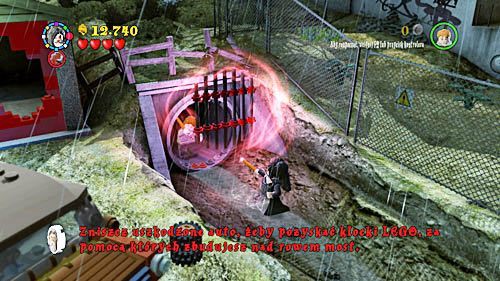 Ucznia znajdziemy po wyjściu z placu zabaw, niezbędne do jego uwolnienia jest posiadanie postaci znającej czarną magię - Mroczne czasy | Znajdźki - Rok 5 | LEGO Harry Potter Lata 5-7 - LEGO Harry Potter: Lata 5-7 - poradnik do gry