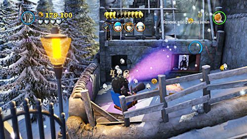 By zdobyć część herbu należy skorzystać z portalu, w następnym ogródku użyć stojącej tam maszyny i ustrzelić sześć portretów śmierciożerców - Gwardia Dumbledorea | Znajdźki - Rok 5 | LEGO Harry Potter Lata 5-7 - LEGO Harry Potter: Lata 5-7 - poradnik do gry