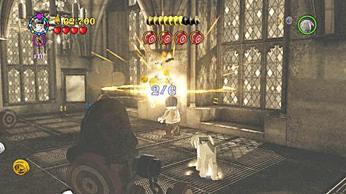 Trzecią część otrzymamy w sali życzeń, za zniszczenie sześciu srebrnych przedmiotów, używamy do tego zaklęcia RD - Skup się! | Znajdźki - Rok 5 | LEGO Harry Potter Lata 5-7 - LEGO Harry Potter: Lata 5-7 - poradnik do gry