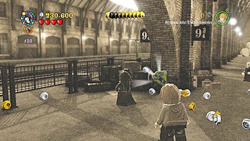 Czwartą część znajdziemy na stacji kiedy otworzymy wszystkie leżące tam walizki, niezbędna będzie do tego znajomość czarnej magii - Skup się! | Znajdźki - Rok 5 | LEGO Harry Potter Lata 5-7 - LEGO Harry Potter: Lata 5-7 - poradnik do gry