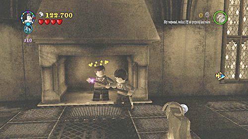 Gdy trafimy do Komnaty Życzeń musimy zgasić ogień płonący w kominku, przy pomocy magii Aguamenti, po tym z komina wyleci uczeń - Skup się! | Znajdźki - Rok 5 | LEGO Harry Potter Lata 5-7 - LEGO Harry Potter: Lata 5-7 - poradnik do gry