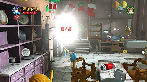 W pierwszym pomieszczeniu zanim je opuścimy, możemy poodkrywać wszystkie pięć wiszących pod sufitem ozdób świątecznych - Problemy stworka | Znajdźki - Rok 5 | LEGO Harry Potter Lata 5-7 - LEGO Harry Potter: Lata 5-7 - poradnik do gry