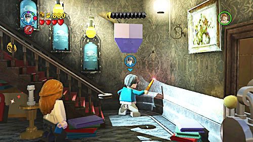 Jeden z herbów dostaniemy za obrócenie trzech niebieskich tarczy, wiszących na ścianach - Problemy stworka | Znajdźki - Rok 5 | LEGO Harry Potter Lata 5-7 - LEGO Harry Potter: Lata 5-7 - poradnik do gry