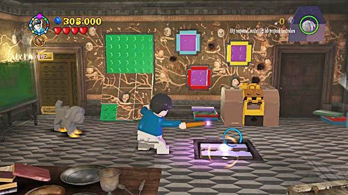 Gdy staniemy obok obrazu po lewej stronie i użyjemy klawisza akcji dywan ze środka pokoju wleci do obrazu odkrywając tajne przejście - Problemy stworka | Znajdźki - Rok 5 | LEGO Harry Potter Lata 5-7 - LEGO Harry Potter: Lata 5-7 - poradnik do gry