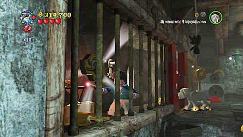 Na dole po lewej stronie znajdziemy złoty kufer, otwieramy go złotym kluczem - Problemy stworka | Znajdźki - Rok 5 | LEGO Harry Potter Lata 5-7 - LEGO Harry Potter: Lata 5-7 - poradnik do gry