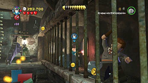 Po lewej stronie ukrytego pomieszczenia, za kratami, znajdziemy wielkiego pająka - Problemy stworka | Znajdźki - Rok 5 | LEGO Harry Potter Lata 5-7 - LEGO Harry Potter: Lata 5-7 - poradnik do gry