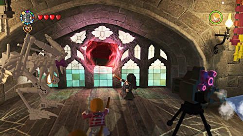 Podchodzimy do kufra stojącego na końcu sali i wybieramy osobę dysponującą czarną magią - Lekcja pierwsza - obrona przed czarna magią zakazana | Znajdźki - Rok 5 - LEGO Harry Potter: Lata 5-7 - poradnik do gry