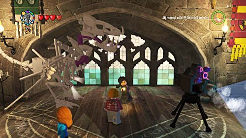 Z klocków wysypanych z kufra składamy szkielet dinozaura - Lekcja pierwsza - obrona przed czarna magią zakazana | Znajdźki - Rok 5 - LEGO Harry Potter: Lata 5-7 - poradnik do gry
