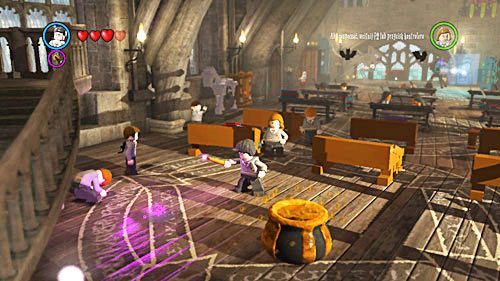 Ucznia możemy znaleźć wiszącego na balkoniku i nie mogącego zejść - Lekcja pierwsza - obrona przed czarna magią zakazana | Znajdźki - Rok 5 - LEGO Harry Potter: Lata 5-7 - poradnik do gry
