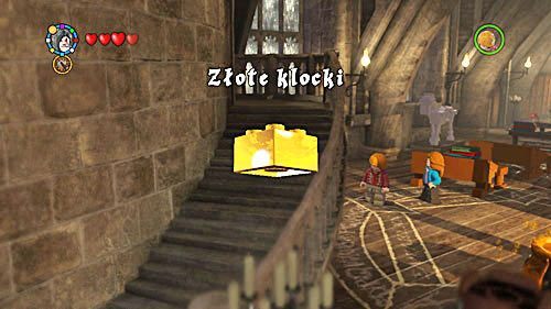 Złoty klocek znajdziemy na początku pomieszczenia pod krętymi schodami - Lekcja pierwsza - obrona przed czarna magią zakazana | Znajdźki - Rok 5 - LEGO Harry Potter: Lata 5-7 - poradnik do gry