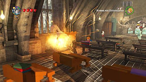 By zdobyć czerwony klocek, musimy zniszczyć kłódkę wiszącą na szkielecie konia, aby było to możliwe niezbędna jest postać z czarną magią - Lekcja pierwsza - obrona przed czarna magią zakazana | Znajdźki - Rok 5 - LEGO Harry Potter: Lata 5-7 - poradnik do gry