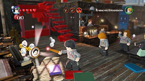 Jeden ze sztonów znaleźć możemy w czerwonym odkurzaczu, pojawi się on po zniszczeniu urządzenia - Lekcja druga - nauka Diffindo | Znajdźki - Rok 5 | LEGO Harry Potter Lata 5-7 - LEGO Harry Potter: Lata 5-7 - poradnik do gry