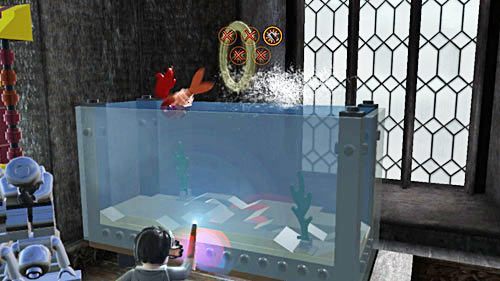 Kolejny znajdziemy po dopełnieniu magią AG akwarium znajdującego się na piętrze - Lekcja druga - nauka Diffindo | Znajdźki - Rok 5 | LEGO Harry Potter Lata 5-7 - LEGO Harry Potter: Lata 5-7 - poradnik do gry