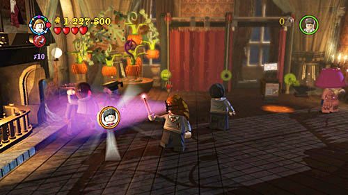 Na balkonie używamy platformy i wyciągamy z torebki ciężarek - Słuszna porcja | Znajdźki - Rok 6 | LEGO Harry Potter Lata 5-7 - LEGO Harry Potter: Lata 5-7 - poradnik do gry