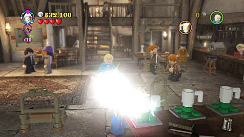 Następną część herbu dostaniemy pod skompletowaniu 3 kufli i postawieniu ich na stole - Słuszna porcja | Znajdźki - Rok 6 | LEGO Harry Potter Lata 5-7 - LEGO Harry Potter: Lata 5-7 - poradnik do gry