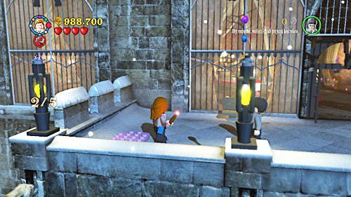 Po ustrzeleniu wszystkich lamp na balkonie dostaniemy ostatnią część herbu - Słuszna porcja | Znajdźki - Rok 6 | LEGO Harry Potter Lata 5-7 - LEGO Harry Potter: Lata 5-7 - poradnik do gry