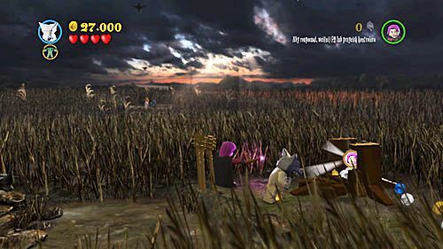 Kiedy znajdziemy się przy blokującej nam drogę łódce, kierujmy się dalej w prawo, znajdziemy dołek, w którym możemy kopać - Niekoniecznie wesołe święta | Znajdźki - Rok 6 | LEGO Harry Potter Lata 5-7 - LEGO Harry Potter: Lata 5-7 - poradnik do gry