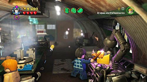 Pierwszą część herbu dostaniemy za zestrzelenie wszystkich kaczek znajdujących się w składziku - Niekoniecznie wesołe święta | Znajdźki - Rok 6 | LEGO Harry Potter Lata 5-7 - LEGO Harry Potter: Lata 5-7 - poradnik do gry