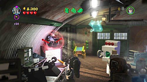 Kolejną otrzymamy po nastrojeniu telewizora po lewej - Niekoniecznie wesołe święta | Znajdźki - Rok 6 | LEGO Harry Potter Lata 5-7 - LEGO Harry Potter: Lata 5-7 - poradnik do gry