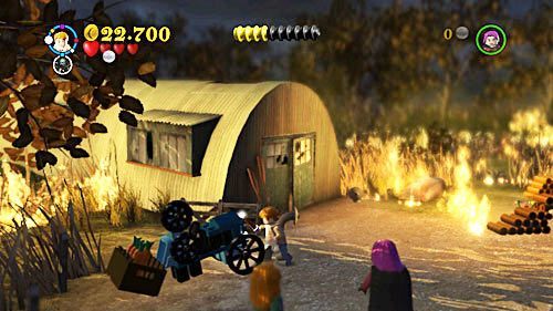 Na samym końcu placu, przy składziku znajduje się maszyna do marchwi - Niekoniecznie wesołe święta | Znajdźki - Rok 6 | LEGO Harry Potter Lata 5-7 - LEGO Harry Potter: Lata 5-7 - poradnik do gry