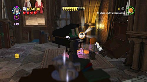 W skrzyni obok fortepianu znajdziemy szton Profesor Slughorn - Miłość nie zna litości | Znajdźki - Rok 6 | LEGO Harry Potter Lata 5-7 - LEGO Harry Potter: Lata 5-7 - poradnik do gry