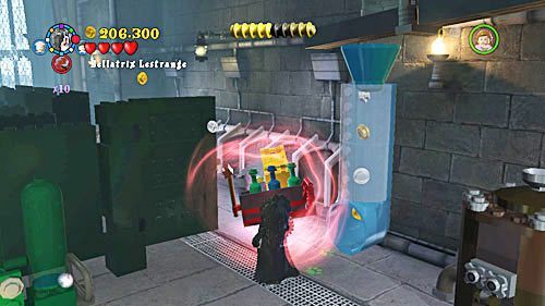 Podchodzimy za kabiny, usuwamy z drogi wózek i zabieramy światełko - Miłość nie zna litości | Znajdźki - Rok 6 | LEGO Harry Potter Lata 5-7 - LEGO Harry Potter: Lata 5-7 - poradnik do gry