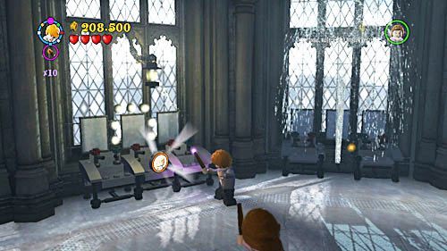 Po zniszczeniu umywalki silną postacią, wskakujemy w tryskającą wodę, u góry zdobędziemy herb - Miłość nie zna litości | Znajdźki - Rok 6 | LEGO Harry Potter Lata 5-7 - LEGO Harry Potter: Lata 5-7 - poradnik do gry