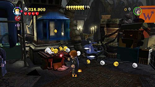 Za odnowienie trzech gablot dostaniemy herb - Miłość nie zna litości | Znajdźki - Rok 6 | LEGO Harry Potter Lata 5-7 - LEGO Harry Potter: Lata 5-7 - poradnik do gry