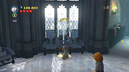 Podchodzimy za kabiny, usuwamy z drogi wózek idziemy do końca znajdziemy tam ucznia - Miłość nie zna litości | Znajdźki - Rok 6 | LEGO Harry Potter Lata 5-7 - LEGO Harry Potter: Lata 5-7 - poradnik do gry