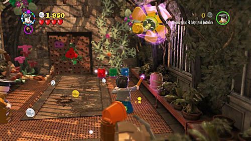 Aby otrzymać pierwszą cześć herbu, musimy strzelić z różdżki w żółte kwiaty - Felix Felicis | Znajdźki - Rok 6 | LEGO Harry Potter Lata 5-7 - LEGO Harry Potter: Lata 5-7 - poradnik do gry