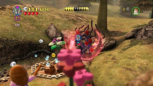 Po pozbyciu się trzech zarośli jak na zdjęciu otrzymujemy część herbu - Felix Felicis | Znajdźki - Rok 6 | LEGO Harry Potter Lata 5-7 - LEGO Harry Potter: Lata 5-7 - poradnik do gry