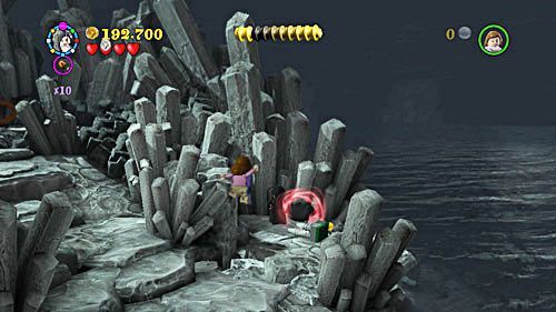 Szton Tom Riddle (sierociniec) otrzymamy za zniszczenie trzech czarnych skał na wyspie pośród akwenu - Horkruks i dłoń | Znajdźki - Rok 6 | LEGO Harry Potter Lata 5-7 - LEGO Harry Potter: Lata 5-7 - poradnik do gry