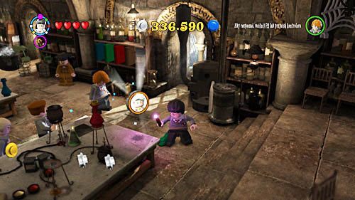 Na każdym ze stołów znajdziemy żabę pod szklanym kloszem, razem cztery - Lekcja 3 - Wywar Żywej Śmierci | Znajdźki - Rok 6 | LEGO Harry Potter Lata 5-7 - LEGO Harry Potter: Lata 5-7 - poradnik do gry