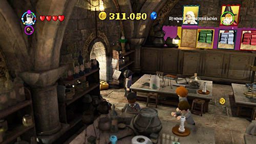 Zloty klocek znajdziemy z tyłu po lewej stornie sali - Lekcja 3 - Wywar Żywej Śmierci | Znajdźki - Rok 6 | LEGO Harry Potter Lata 5-7 - LEGO Harry Potter: Lata 5-7 - poradnik do gry
